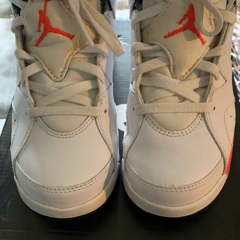 Jordan’s retro 6 size: 2.5 preschool - Picture 3 of 3